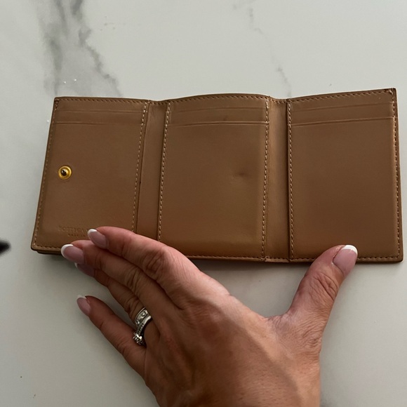 Bottega Veneta Intrecciato Tri-Fold Wallet - Picture 5 of 10